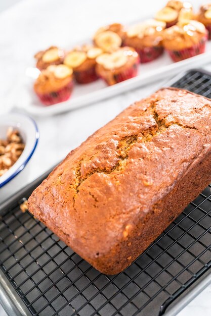 Raffreddare la pagnotta di pane alle noci di banana appena sfornata.