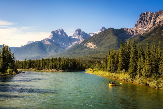 Rafting sul fiume Bow vicino a Canmore in Canada