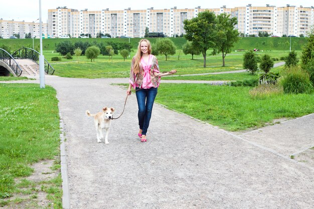 Ragazza a piedi con il suo cucciolo