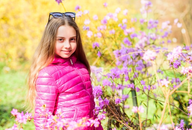 Ragazza a piedi nel giardino botanico Godersi la natura in giardino Bambino carino bambino di fantasia trascorrere del tempo nel parco Piante coltivate per essere esposte al pubblico Piacevole passeggiata rilassante in giardino Ambiente tranquillo giardino