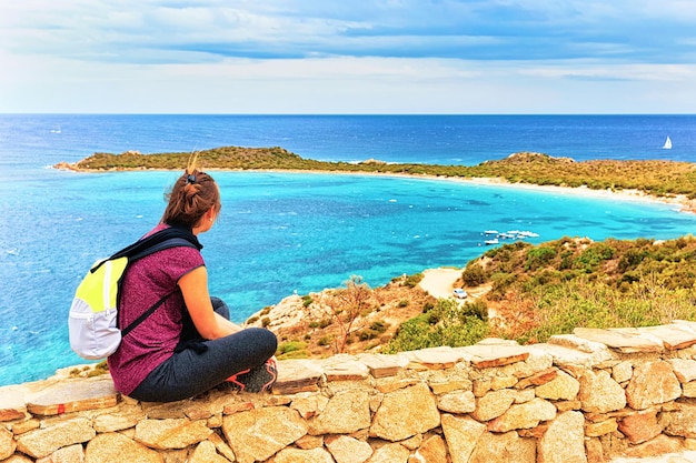 Ragazza a Punta Coda Cavallo vista da San Teodoro, Mare Mediterraneo, provincia di Olbia-Tempio, Sardegna, Italia