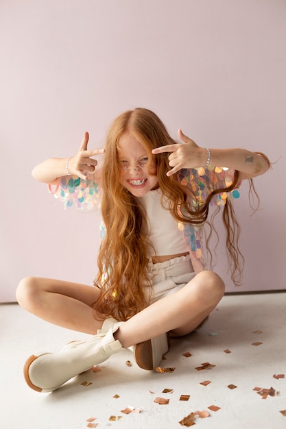 Ragazza a tutto campo con i capelli rossi