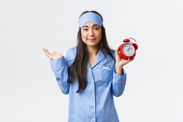 Ragazza abbastanza asiatica in pigiama blu in posa