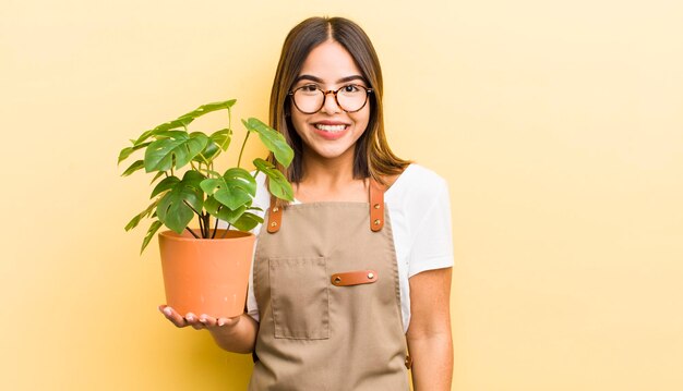 Ragazza abbastanza ispanica che sembra concetto di pianta felice e piacevolmente sorpreso