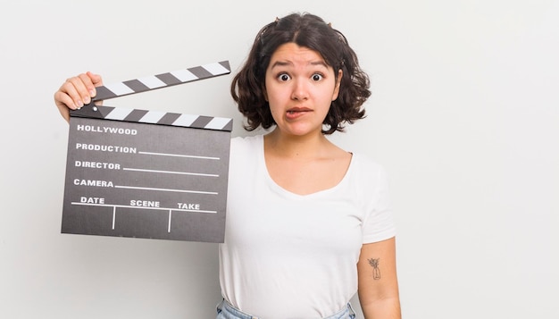 Ragazza abbastanza ispanica che sembra perplessa e confusa concetto di cinema