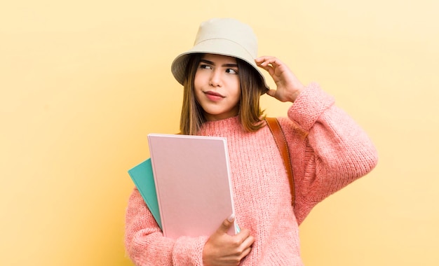 Ragazza abbastanza ispanica che si sente perplessa e confusa che graffia il concetto di studente capo