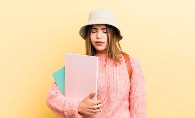 Ragazza abbastanza ispanica che si sente triste sconvolta o arrabbiata e guarda al concetto di studente laterale