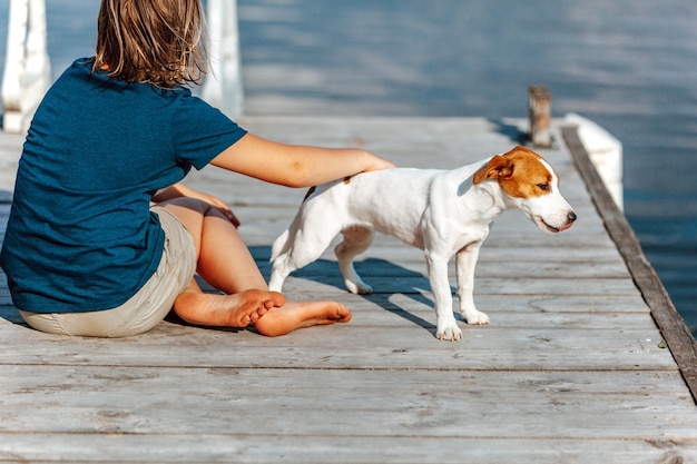 Ragazza accarezza Jack Russell terrier