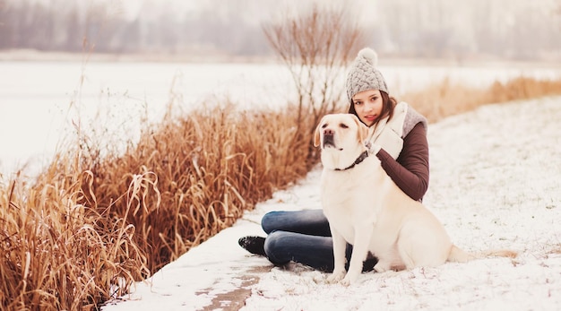 Ragazza accarezzando il cane