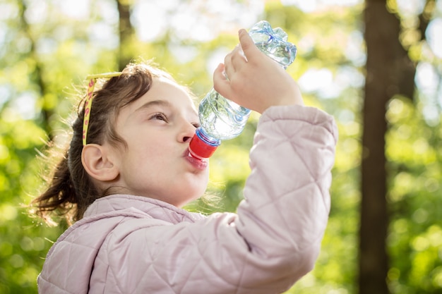 Ragazza acqua potabile