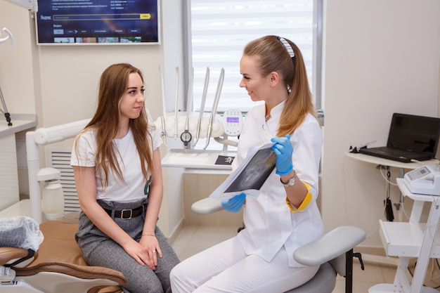 Ragazza ad una consultazione con un dentista