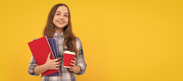 Ragazza adolescente allegra in camicia a scacchi con tazza di caffè e taccuino Banner di studentessa Ritratto di un allievo del bambino della scuola con spazio per la copia