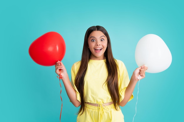 Ragazza adolescente bambino con palloncini rossi sulla festa di compleanno Felice ragazza faccia emozioni positive e sorridenti