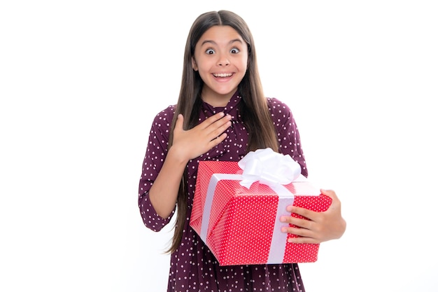 Ragazza adolescente carina congratularsi con il giorno di San Valentino dando una confezione regalo romantica Presente saluto e concetto di regalo Concetto di vacanza di compleanno Ritratto di felice sorridente ragazza adolescente