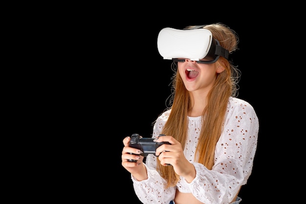 Ragazza adolescente che indossa occhiali VR e interagisce con il concetto di tecnologia di intrattenimento in realtà virtuale