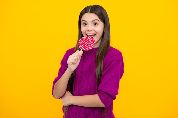 Ragazza adolescente con caramelle caramelle su bastoncini dipendenza da zucchero dolce Bambino con lecca-lecca