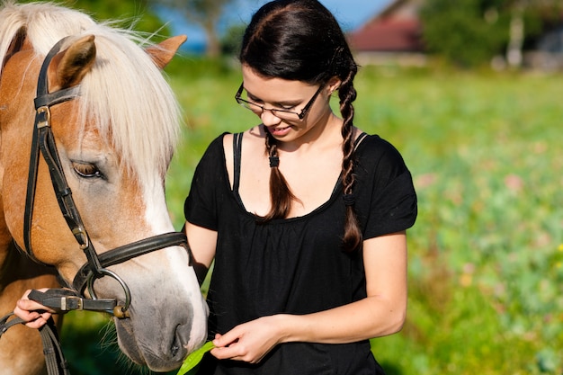 Ragazza adolescente con cavallo