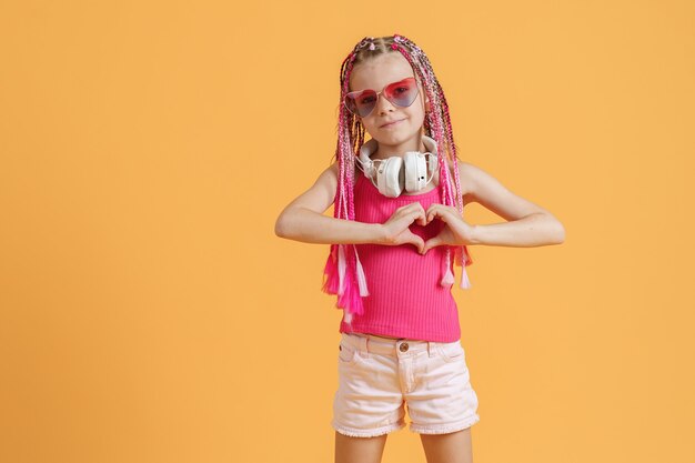 ragazza adolescente con cuffie e brillanti dreadlocks