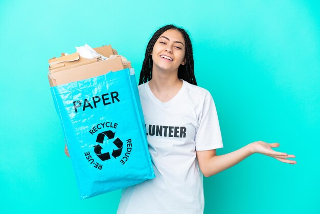 Ragazza adolescente con trecce che tiene un sacchetto da riciclare avendo dubbi