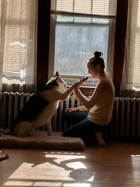 Ragazza adolescente con un cane a casa