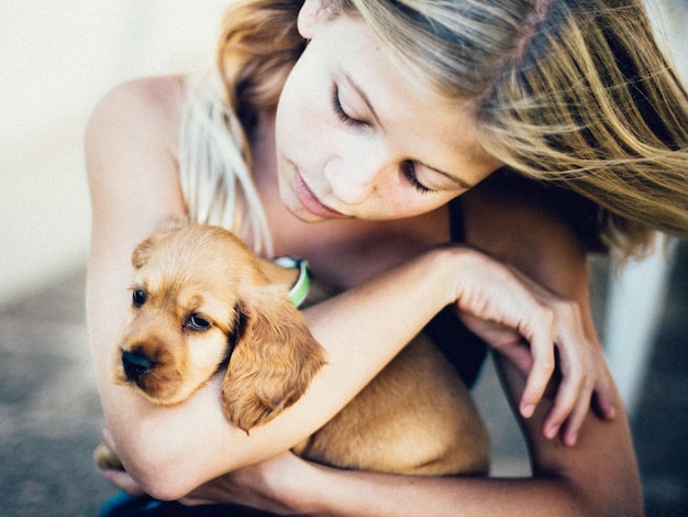 Ragazza adolescente con un cucciolo