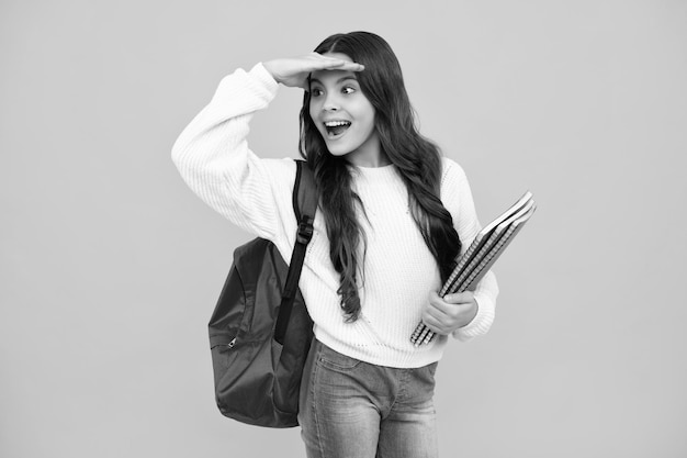 Ragazza adolescente con un libro e un libretto adolescente studentessa isolata background di apprendimento