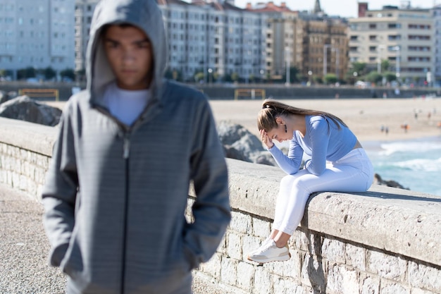 Ragazza adolescente disperata e triste dopo aver rotto con il fidanzato Concetto di relazione tossica