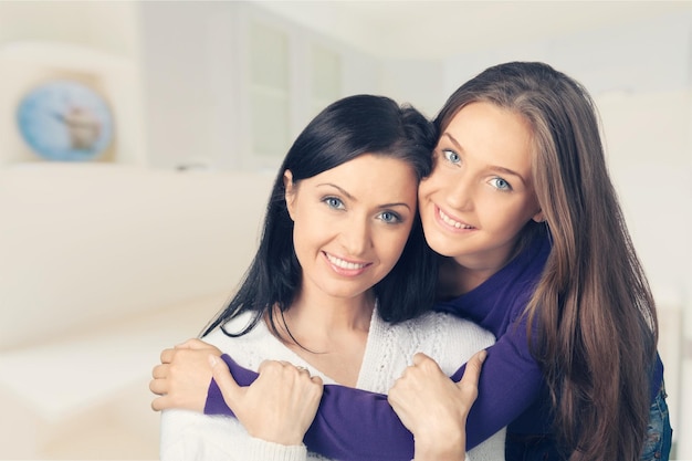 Ragazza adolescente e sua madre sorridente Foto di billiondigital