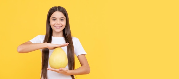 Ragazza adolescente felice con pomelo agrumi vitamina e dieta Ritratto di ragazza bambino con poster orizzontale pomelo pompelmo arancione Intestazione banner con spazio di copia