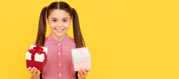 Ragazza adolescente felice con scatole regalo per l'acquisto di San Valentino Bambino con poster orizzontale regalo di compleanno Intestazione banner con spazio di copia