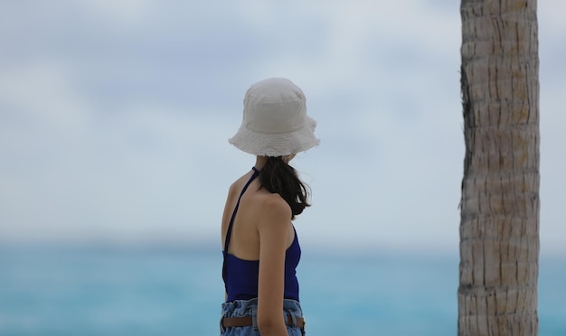 ragazza adolescente guardando l'oceano