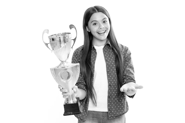 Ragazza adolescente in possesso di un trofeo Il bambino vincitore del capretto ha vinto il concorso celebrando il successo e il premio per il raggiungimento della vittoria Ritratto di una ragazza adolescente sorridente felice