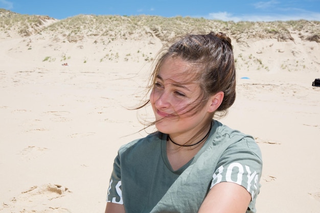 Ragazza adolescente in vacanza al mare