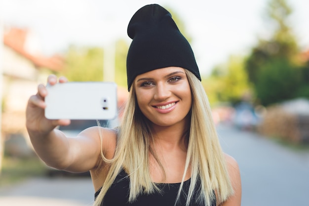 Ragazza adolescente prendendo un selfie