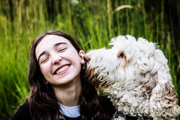 Ragazza adolescente sorridente con il cane