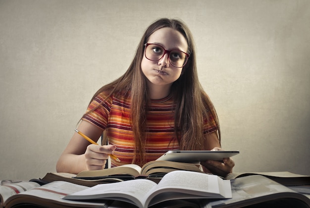 Ragazza adolescente studiando