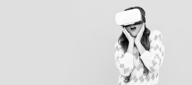 Ragazza adolescente stupita indossa occhiali vr utilizzando la tecnologia futura per l'istruzione nella realtà virtuale Banner di bambina con realtà virtuale vr auricolare ritratto in studio con spazio di copia