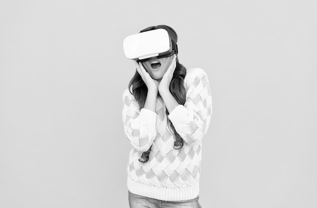 Ragazza adolescente stupita indossa occhiali vr utilizzando la tecnologia futura per l'istruzione nella realtà virtuale hmd