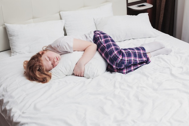 Ragazza adolescente sul letto