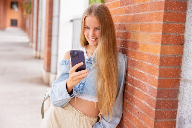 Ragazza adolescente utilizzando il telefono cellulare