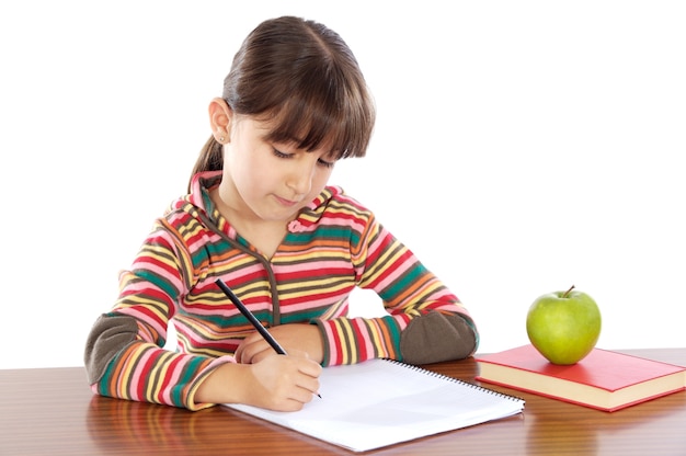 Ragazza adorabile che studia nella scuola sopra priorità bassa bianca eccessiva