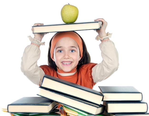 Ragazza adorabile che studia nella scuola sopra priorità bassa bianca eccessiva