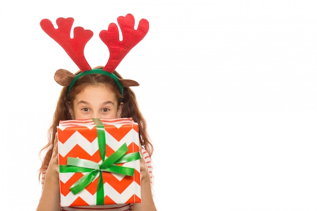 Ragazza adorabile con un regalo di Natale