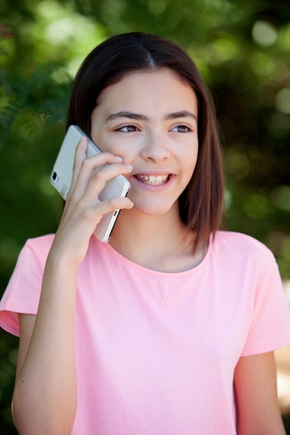 Ragazza adorabile del preteen con il cellulare