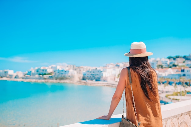 Ragazza adorabile in città europea all'aperto in Peschici