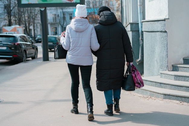 Ragazza adulta con la madre cammina per la strada Famiglia Urbano Shopping All'aperto Relazione