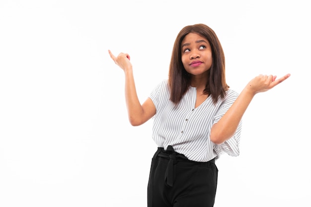 ragazza africana in posa e gesticolando