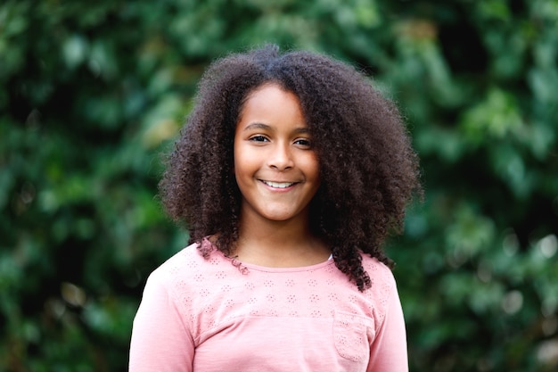 Ragazza africana in un parco