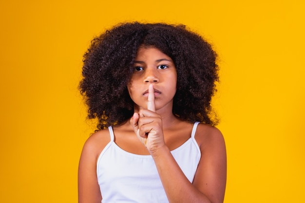 Ragazza afro che fa il segnale di stop