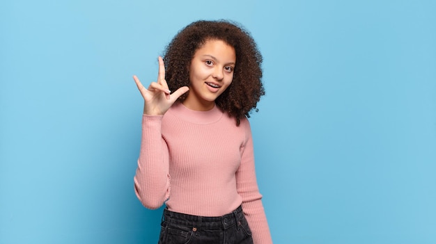 ragazza afro isolata contro il colore piatto